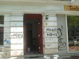 Vorher: Heruntergekommene Fassade mit Graffiti