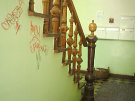Vorher: Beschädigtes Treppenhaus mit Graffiti